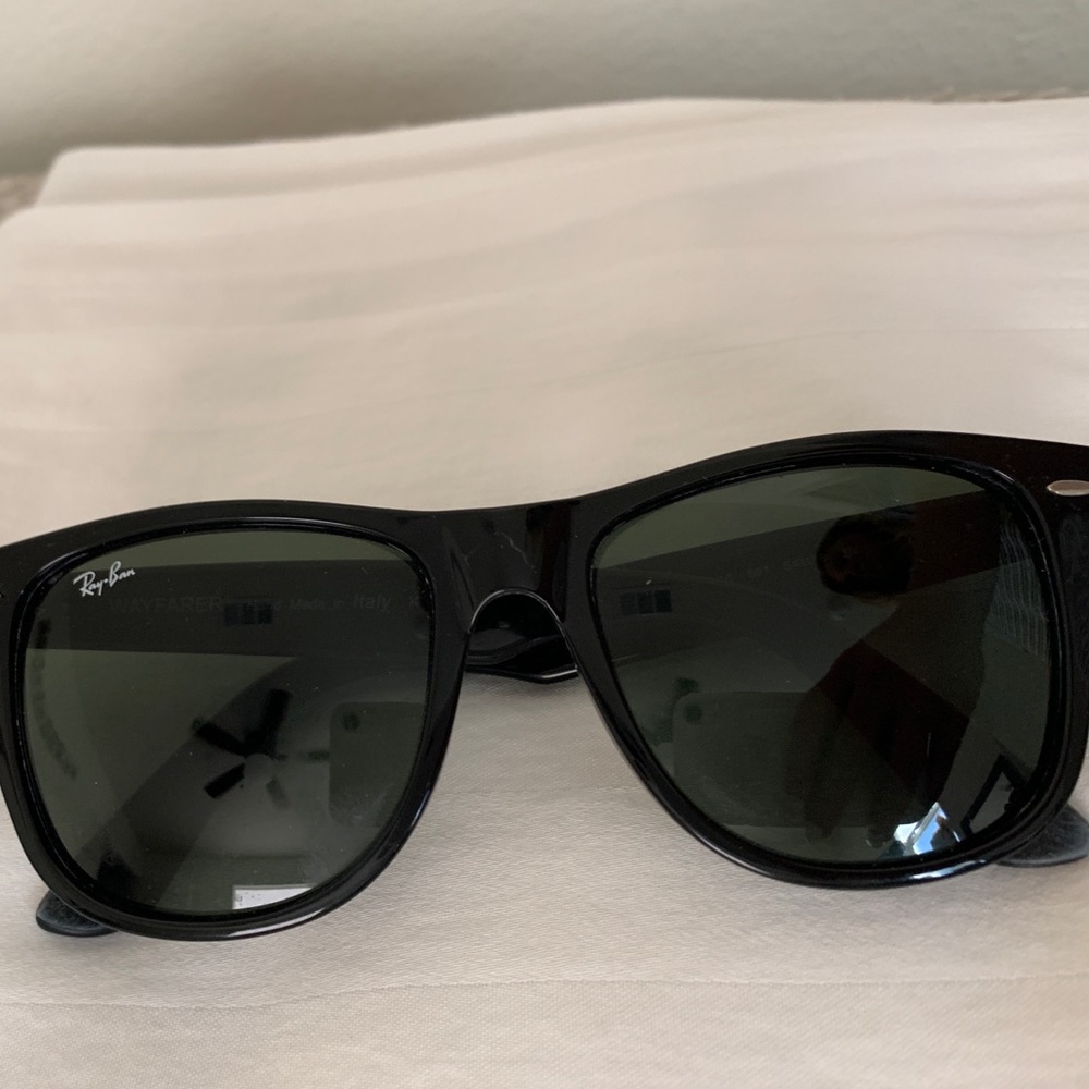 Black wayfarer RayBans
